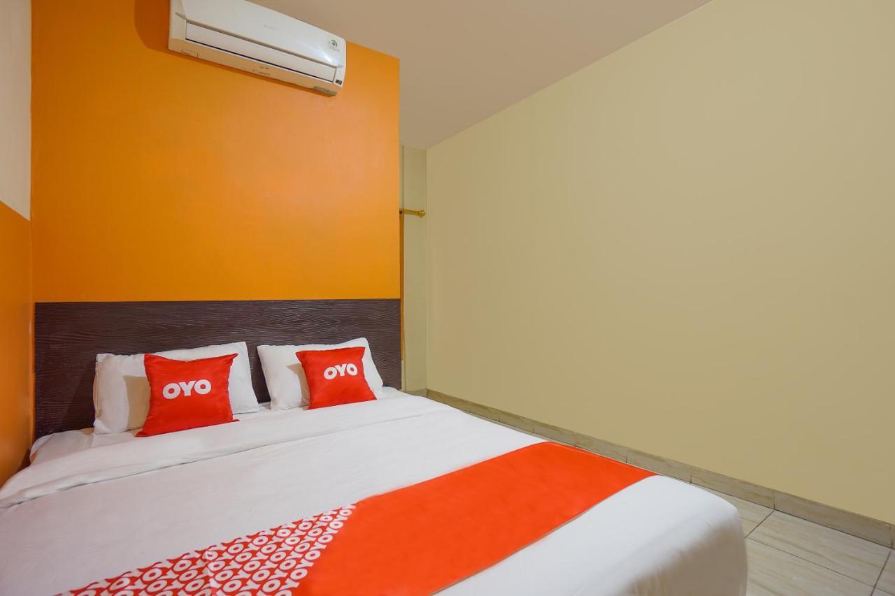 Готель Super Oyo 2639 Oxy Townhouse Манадо Екстер'єр фото