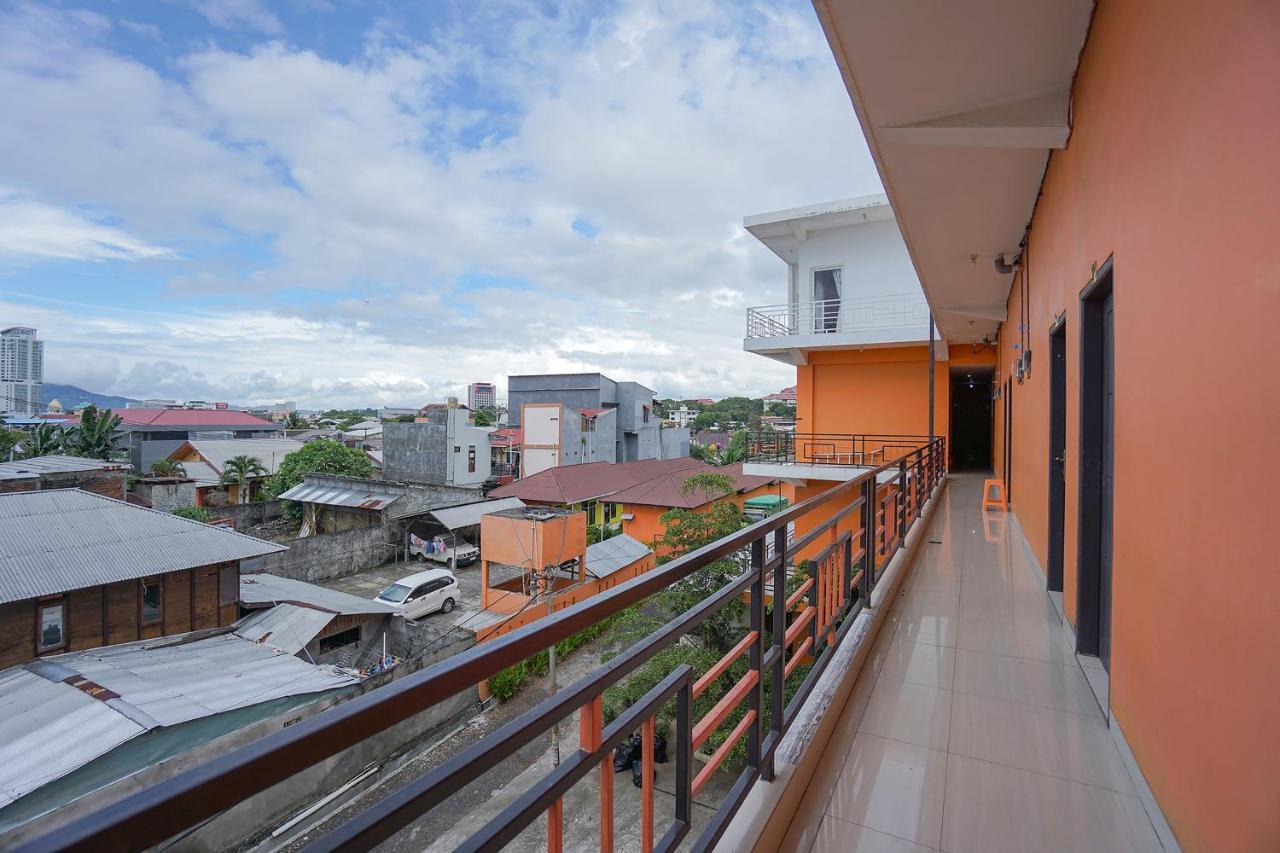 Готель Super Oyo 2639 Oxy Townhouse Манадо Екстер'єр фото