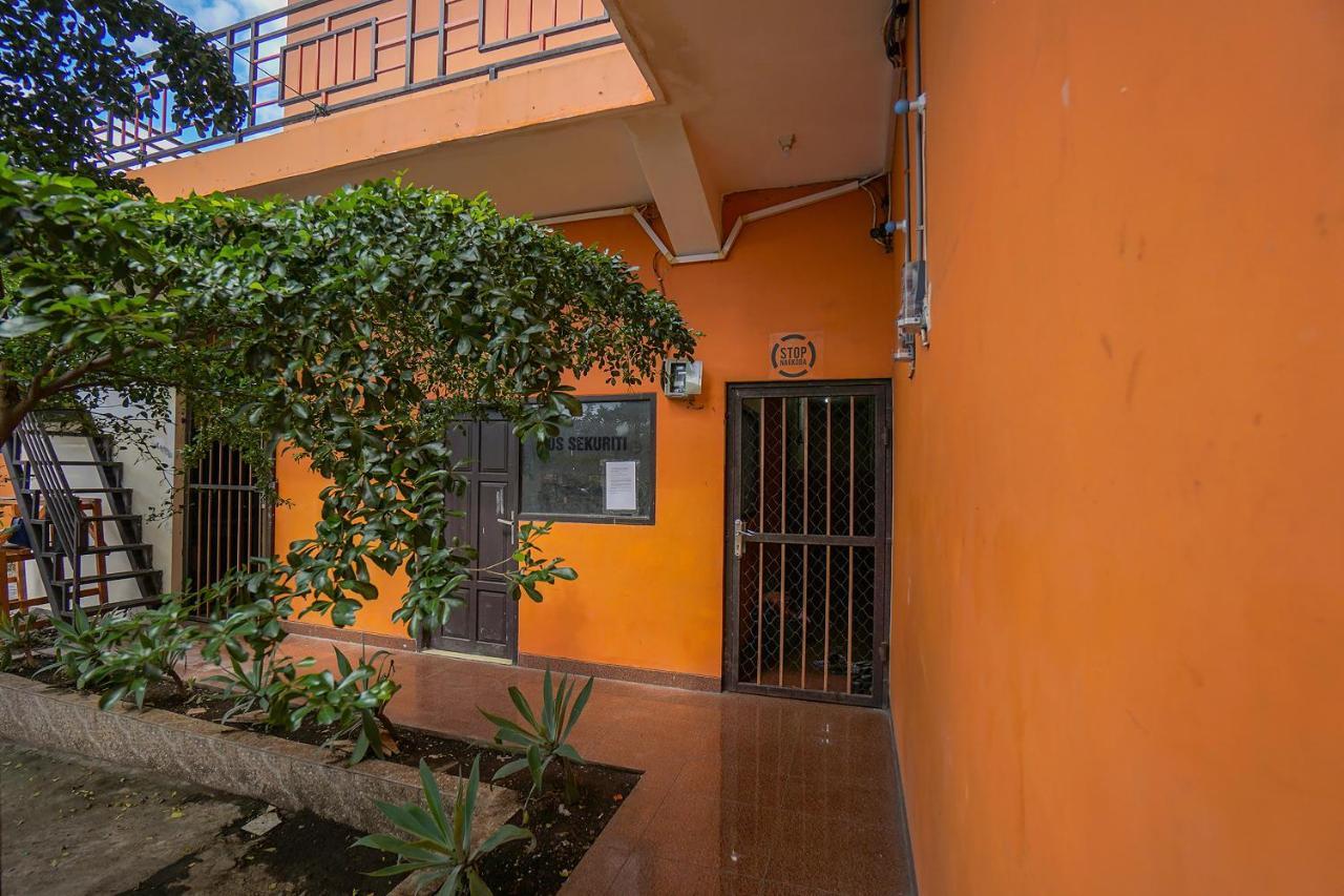 Готель Super Oyo 2639 Oxy Townhouse Манадо Екстер'єр фото